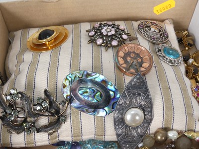 Lot 288 - A collection of assorted costume jewellery, to...