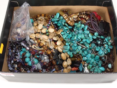 Lot 289 - A collection of assorted costume jewellery, to...