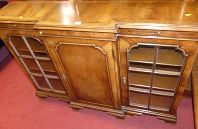 Lot 1327 - A Georgian style walnut and crossbanded...