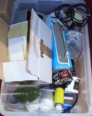 Lot 572 - A collection of 00 gauge related railways...