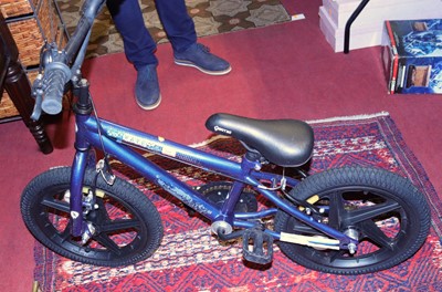 Lot 593 - A Shockwave childrens bike