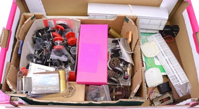 Lot 181 - A large supermarket tray containing 0-gauge...