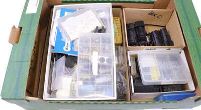 Lot 540 - A large supermarket tray containing 00-gauge...