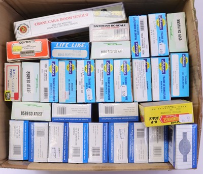 Lot 921 - Box containing various HO gauge American...