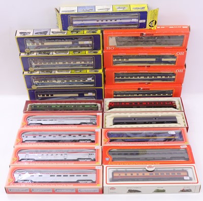 Lot 932 - Box of HO gauge American outline rolling stock...