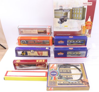 Lot 606 - Collection of 00 gauge to include a Hornby...